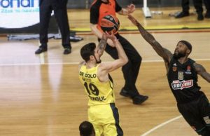 Fenerbahçe Beko'lu De Colo'ya Rice'ın yaptığı faul hakemler tarafından çalınmadı