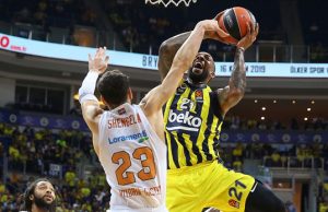 Fenerbahçe Beko Baskonia'yı evinde konuk ettiği mücadelede Derrick Williams ile Shengelia görseli